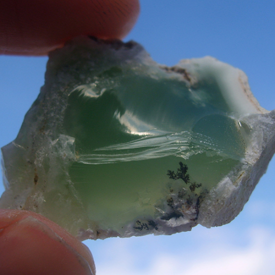 Malý zelený opál s dendritem, 3,5 x 3 cm